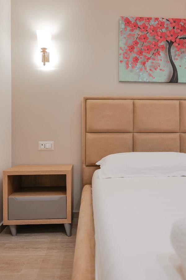 Hotel Roalb Radhimë 外观 照片